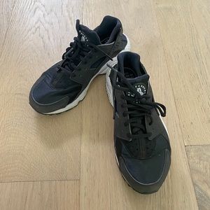 Nike Huarache Sneakers women’s size 7